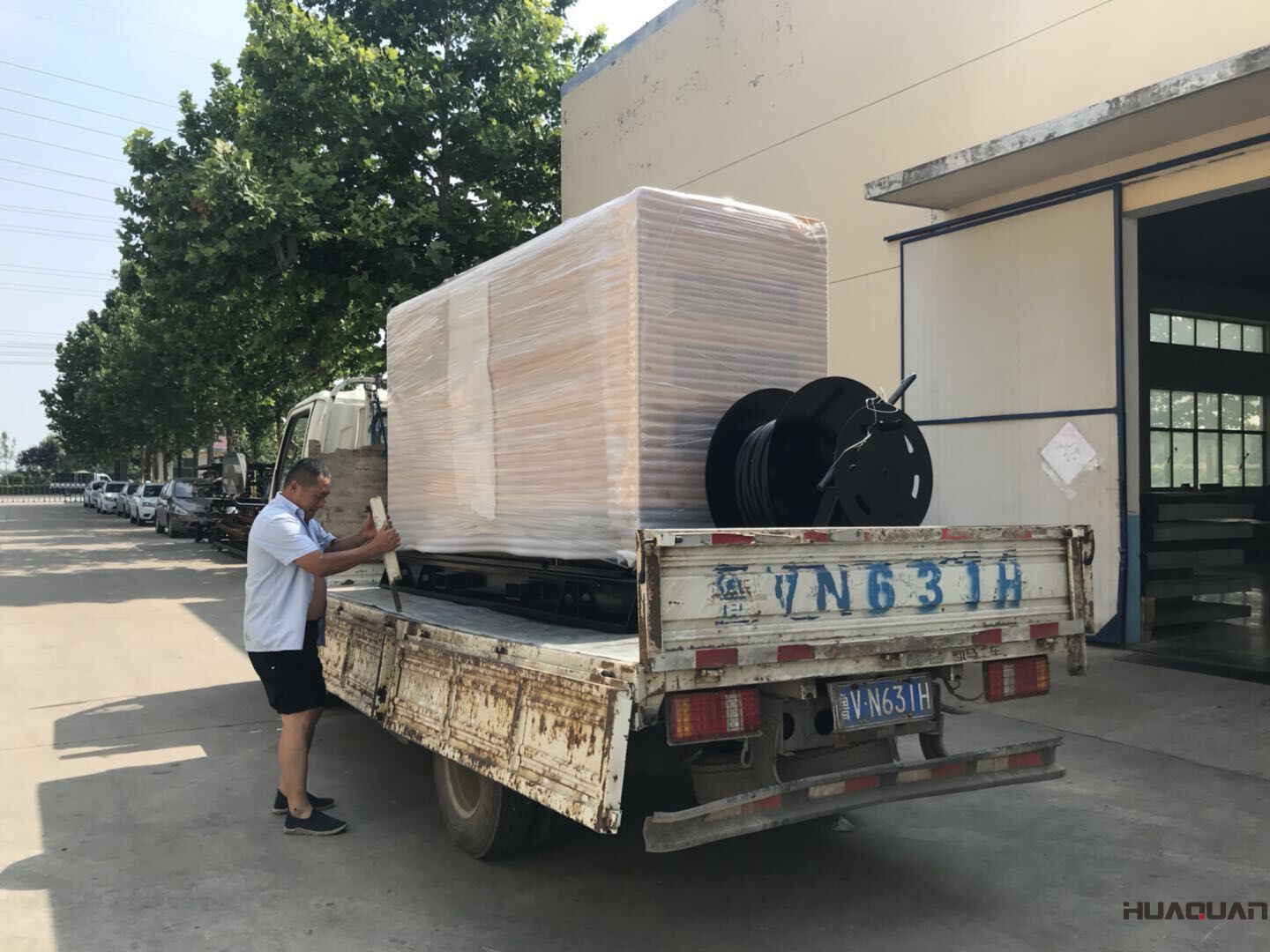 7月6日一臺HQ5GF靜音箱柴油一臺機(jī)由華全順利發(fā)往天津市