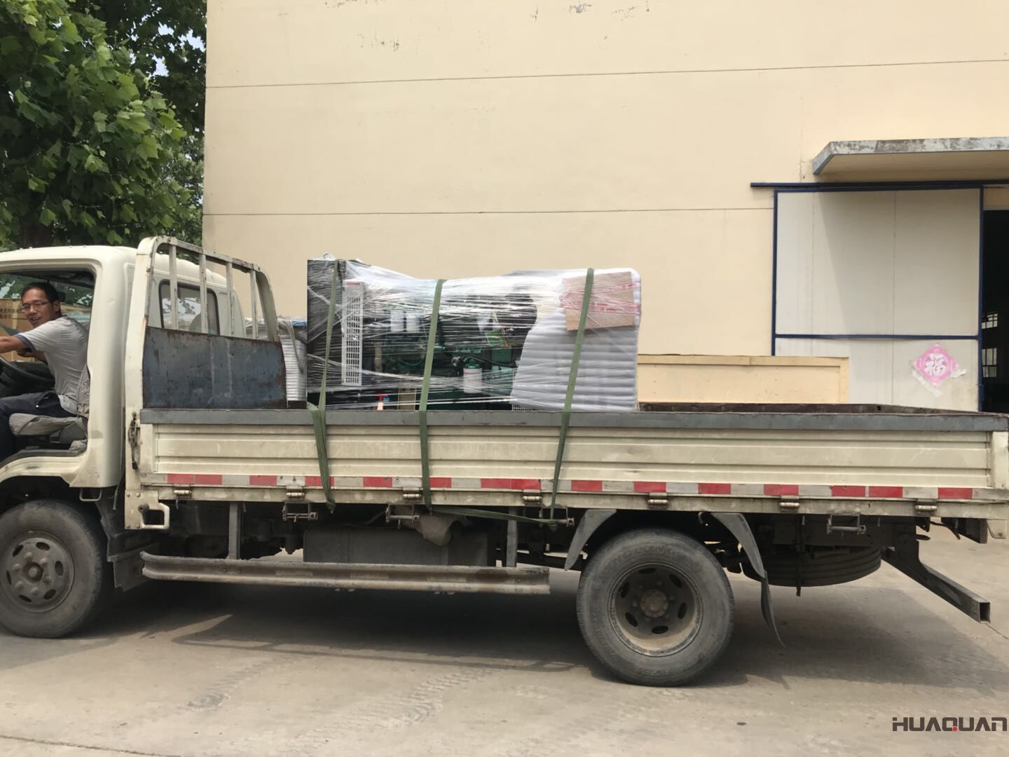 一臺50kw移動拖車柴油發(fā)電機(jī)組于8月10日順利發(fā)往吉林省