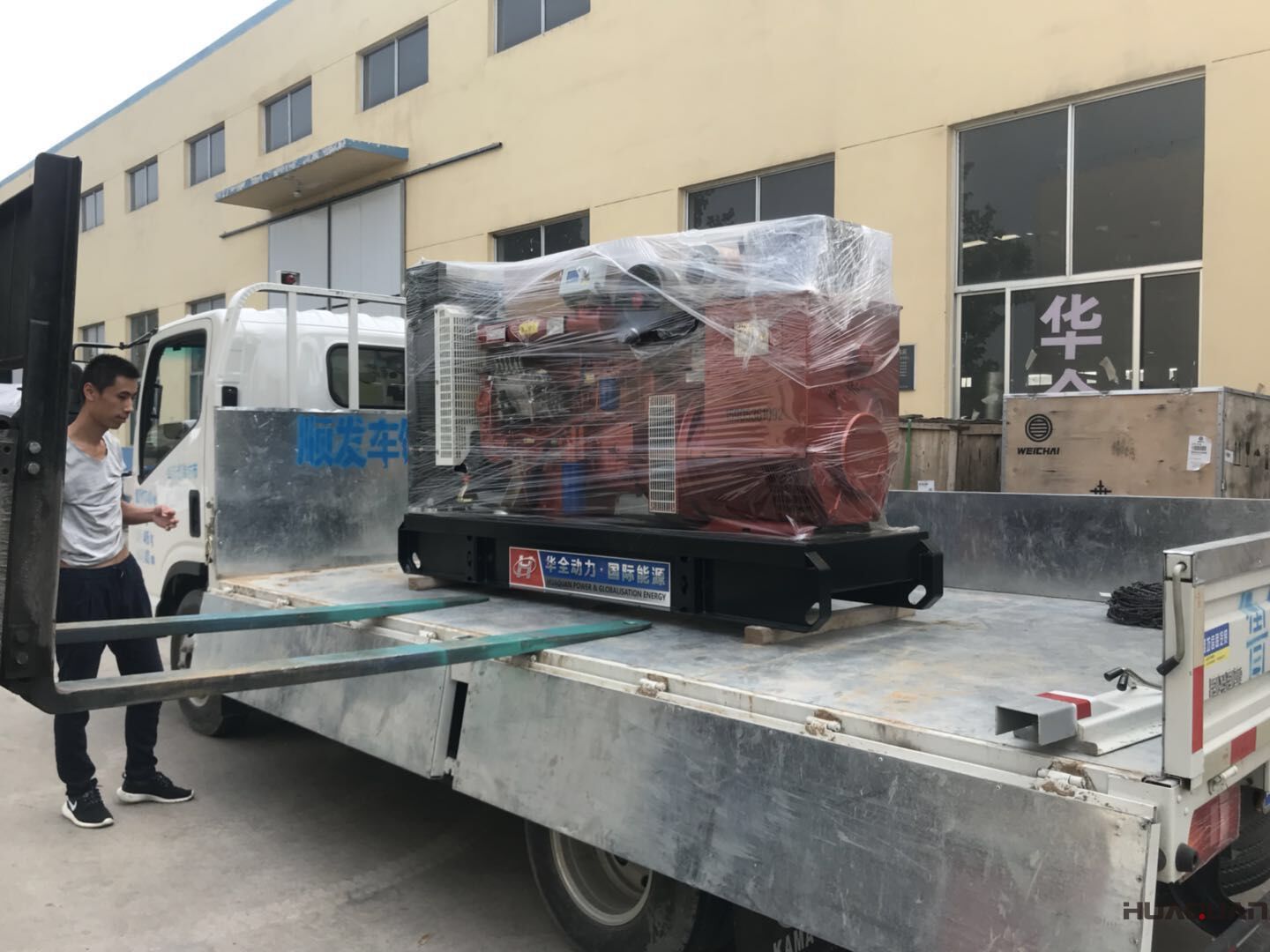 一臺100kw標(biāo)配柴油發(fā)電機(jī)組于8月18日發(fā)往河北省