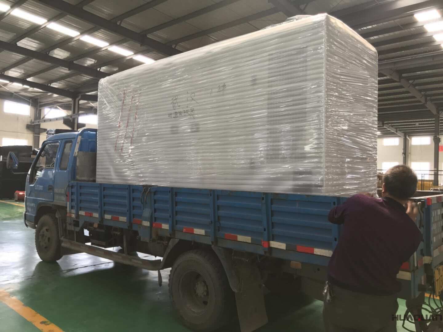 一臺(tái)200kw靜音箱型柴油發(fā)電機(jī)組于9月11日發(fā)往湖北