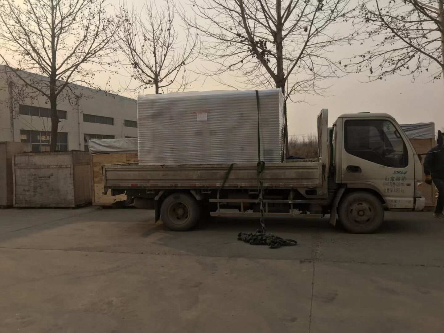 華全動力一臺100kw含棚移動拖車柴油發電機組于1月9日成功發往福建省