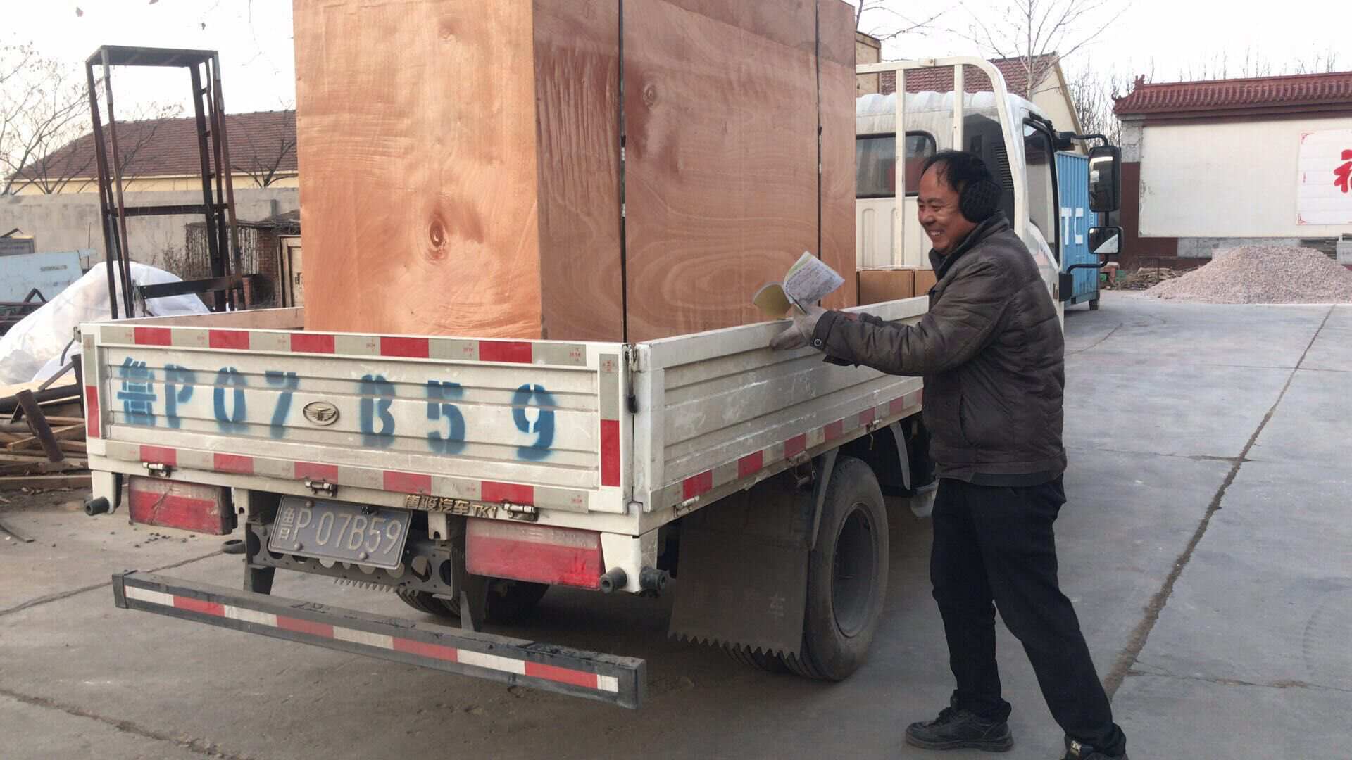 湖南省許先生從華全動(dòng)力采購(gòu)的5kw標(biāo)配汽油發(fā)電機(jī)組于1月14日順利發(fā)往目的地