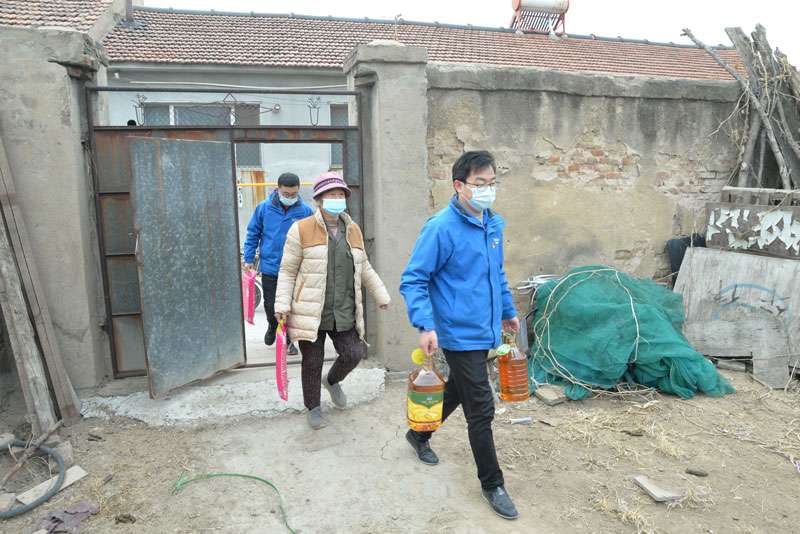 華全動力黨支部一行向困難群眾送去花生油、大米和美酒禮盒等禮品