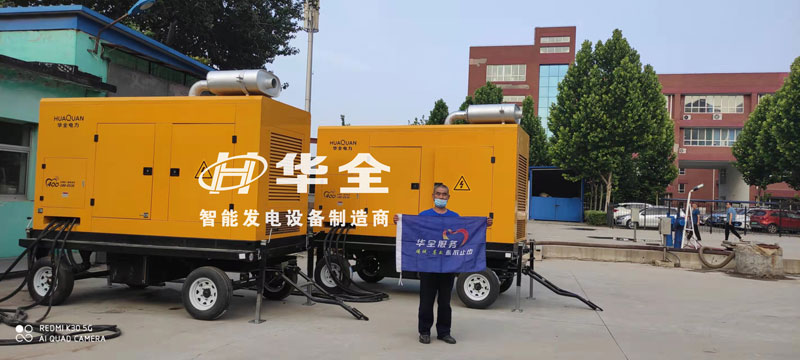 華全工作人員調(diào)試兩臺(tái)400千瓦靜音發(fā)電機(jī)組